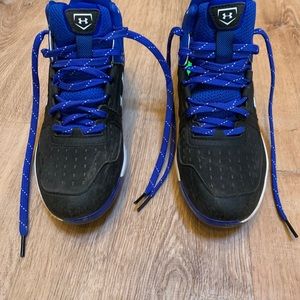 Under Armour Youth Cleats - size 5Y
